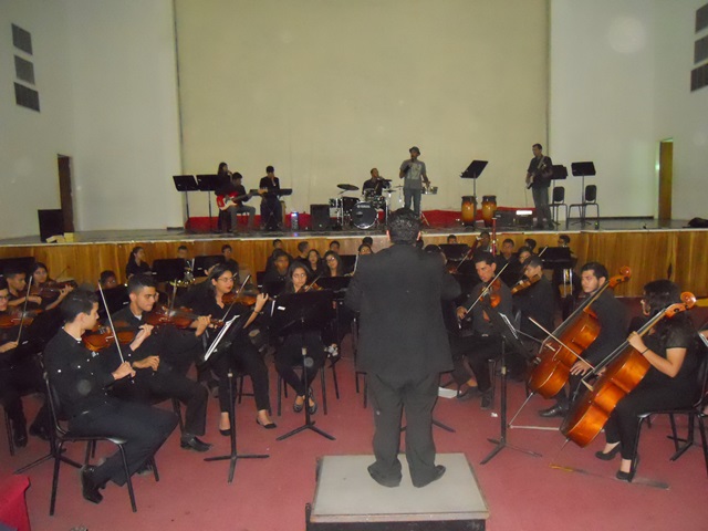 Quedó evidenciada la diversidad de géneros musicales dentro de El Sistema mediante la fusión de la Orquesta Sinfónica y la Banda de Rock Sinfónico de La Pascua