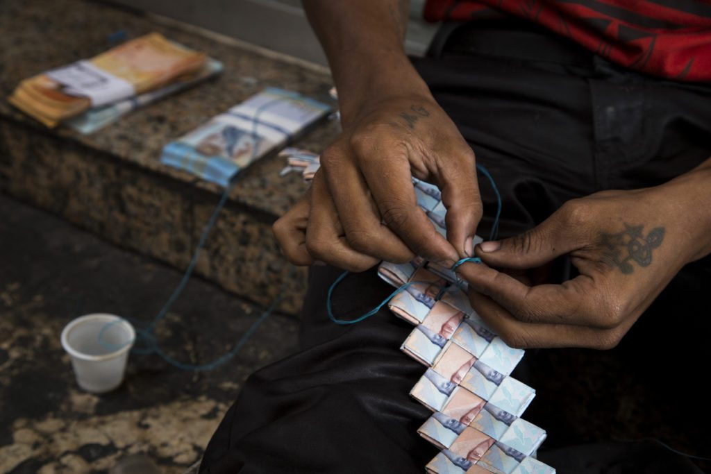 Billetes venezolanos se usan como piezas de manualidades y "money art"