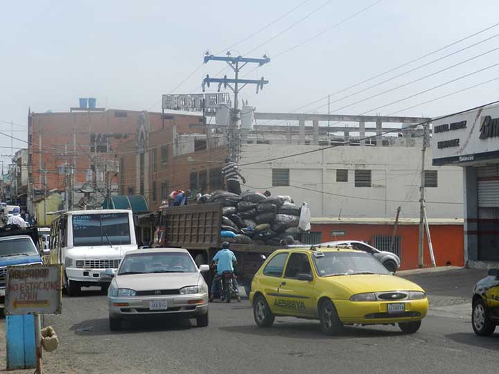 Camión recogiendo los desechos en pleno centro de Valle de la Pascua