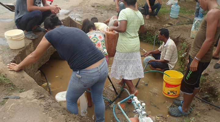 Cargan agua todo el dia desde tomas improvisadas de la avenida Monseñor Rafael Chacin en el municipio Infante.