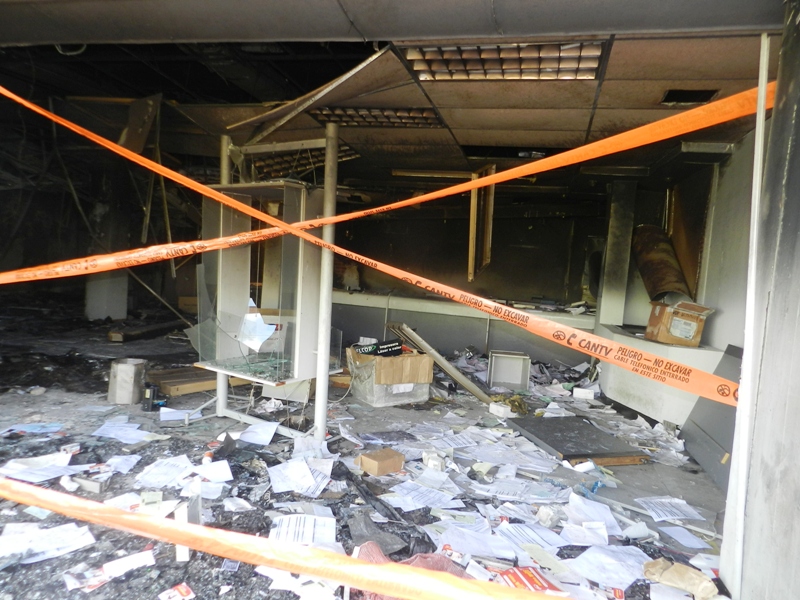 Oficina de Cantv luego del saqueo y quema de instalación