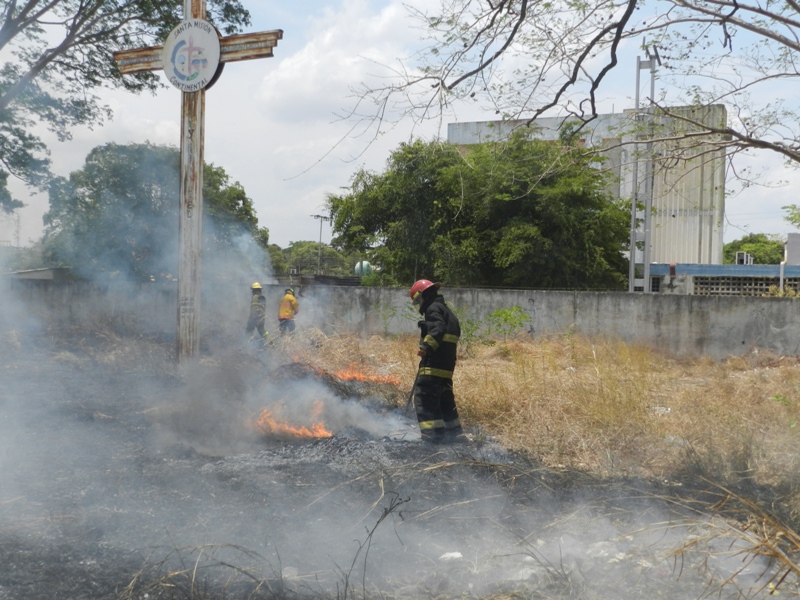 El fuego fue controlado ante la amenaza de propagarse hacia las casas vecinas del sector.jpg