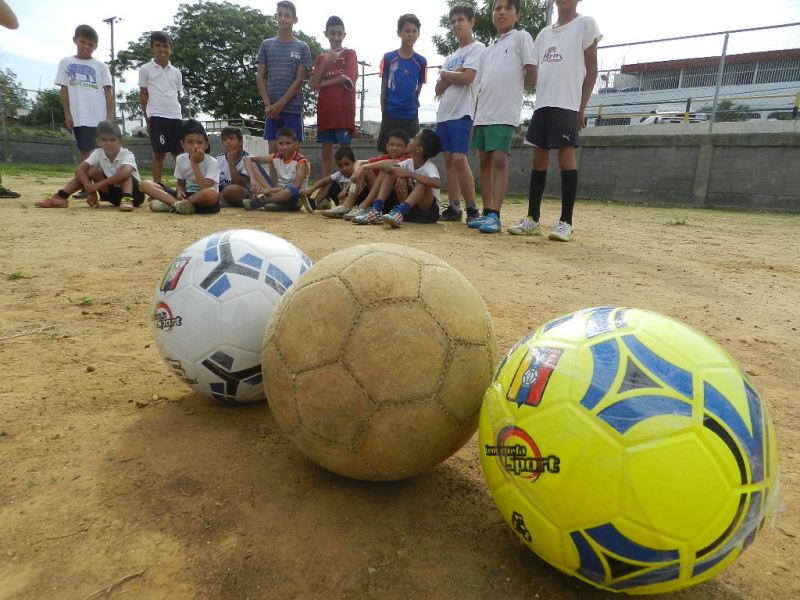 Balones de alta calidad recibió la Escuela de Fútbol Menor Cristo Rey de Valle de la Pascua.