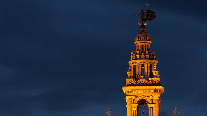 La cúspide de la torre de Sevilla.