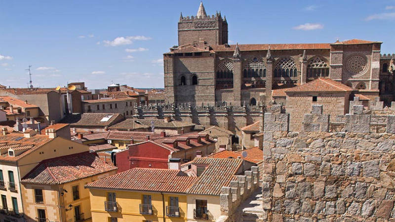 Ávila, ciudad abrazada por sus históricas murallas.