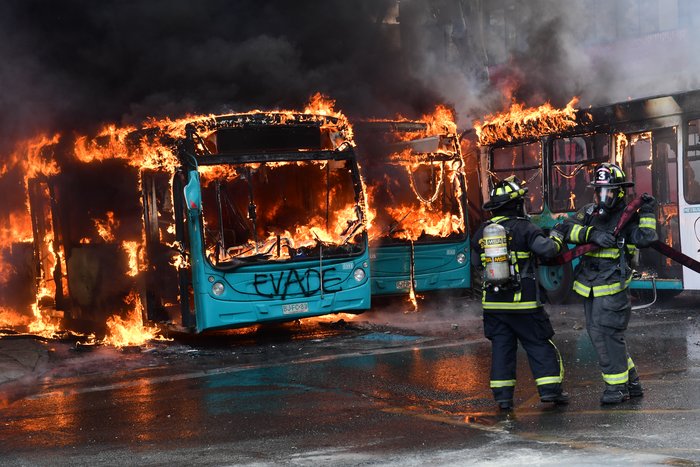 [:es]Emergencia en Chile: tres muertos, fuertes disturbios y saqueos marcaron la madrugada este domingo[:]