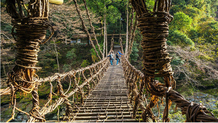 Al valle de Iya llegas a través de sorprendentes pasos de aventura como puente hechos de lianas antiguas
