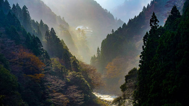 El río Yoshino entre inmensas paredes de rocas