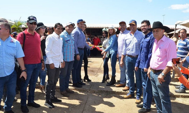 Apertura la Expo Ganadera 2020 en Valle de la Pascua por el gobernador José Vásquez ganaderos y demás autoridades presentes