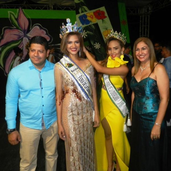 Saulymar Torrealba reina saliente le entregó la banda y la corona a la nueva reina Ana Alvarez