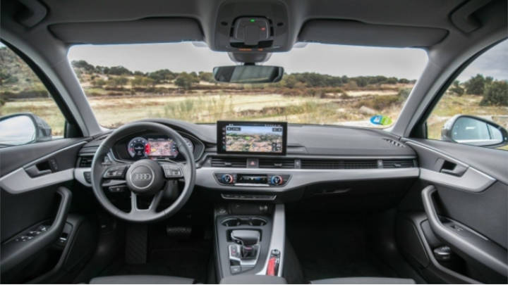 El Audi A4 aumento su pantalla de infoentretenimiento por lo que el panel también lo hizo
