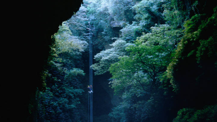 El escenario de las cuevas permite descender en rápel a través de las grietas abiertas entre la vegetación.