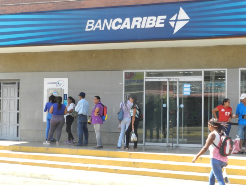 Bancos cerrados luego del decreto de SUDEBAN. Los usuarios hacían colas en los cajeros sin medidas de protección. Foto: @fj.carrillo