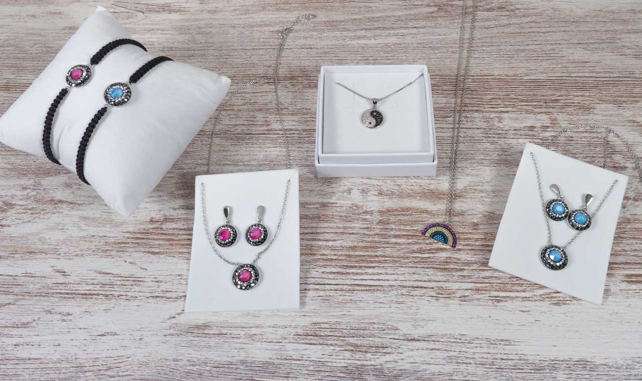 [:es]Joyas hombre y mujer para una cena romántica perfecta[:en]Candelabros y Cristales rojos y rosas: una cena romántica perfecta[:]