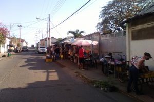 Los vendedores informales se apostaron por la Atarraya entre Leonado Infante y Los Ilustres.