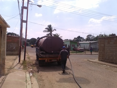 Un camión cisterna recorrió las calles de la comunidad.