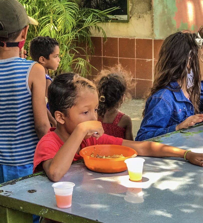 Muchos niños disfrutaron de los alimentos 