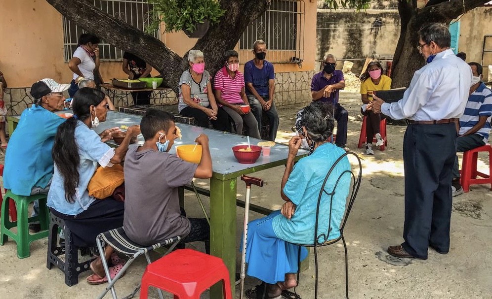 El pastor Vicente Reina, dando una palabra de agradecimiento 