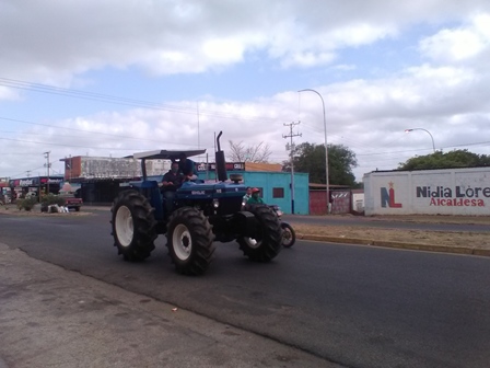 En tractores se trasladan los productores para vender sus productos. 