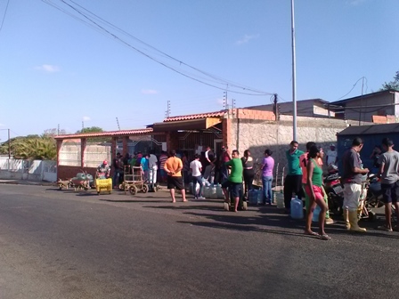 Los residentes hacen colas desde muy temprano para poder llenar sus bidones y botellones