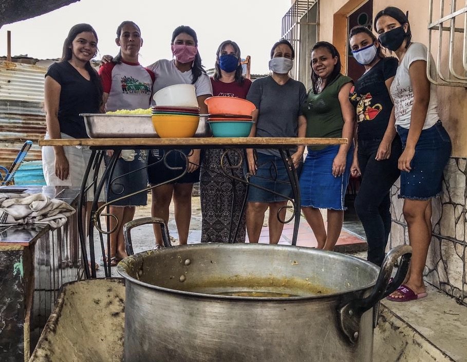 Equipo de colaboradoras  con su respectiva mascarilla siguiendo lineamientos de salud