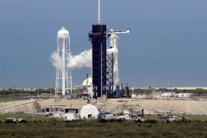 La nave espacial SpaceX Crew Dragon se asienta sobre un cohete de refuerzo Falcon 9 en el Centro Espacial Kennedy en Cabo Cañaveral, Florida, EE.UU.