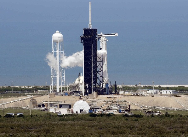 La nave espacial SpaceX Crew Dragon se asienta sobre un cohete de refuerzo Falcon 9 en el Centro Espacial Kennedy en Cabo Cañaveral, Florida, EE.UU.