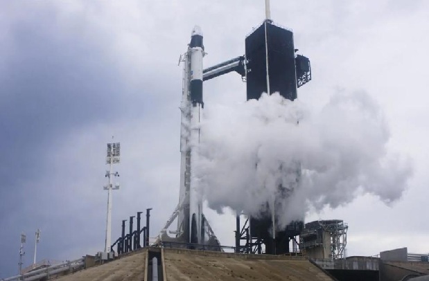 Lanzamiento del primer vuelo tripulado de SpaceX