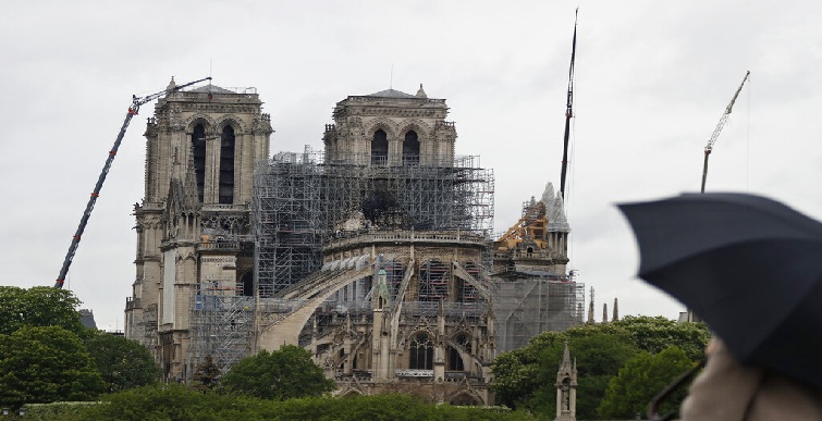 Catedral de Notre Dame en mantenimiento y limpieza