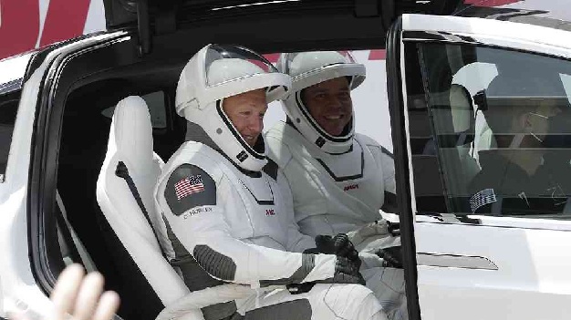 Los astronautas de la NASA Douglas Hurley y Robert Behnken se dirigen a la plataforma de lanzamiento 39 para abordar un cohete SpaceX Falcon 9.