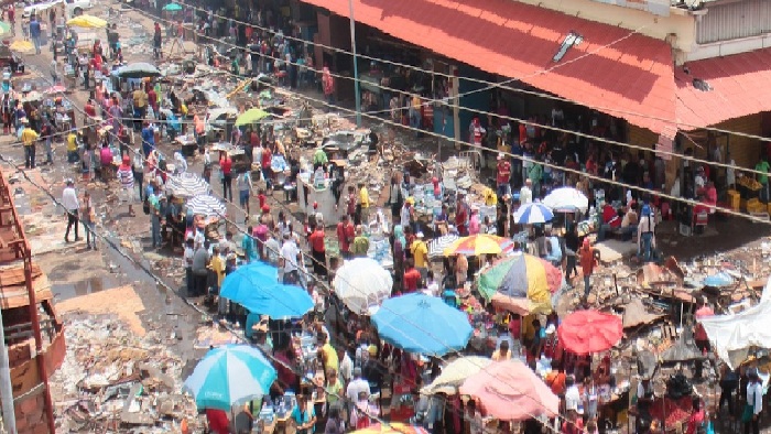 Personas aglomeradas en mercado Zuliano.