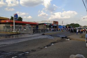 Equipos antimotines llegaron al lugar de la protesta.