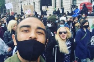 La famosa cantante Madonna manifestando en las calles de Londres