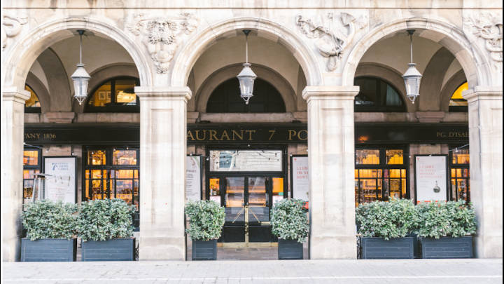 Café de estilo parisino, Las 7 puertas