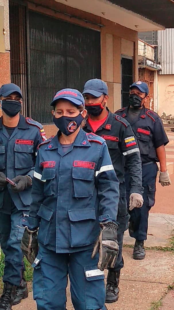 Los uniformados recorrieron esta importante arteria vial de Valle de la Pascua exigiendo tapa boca a transeúntes y comerciantes. 