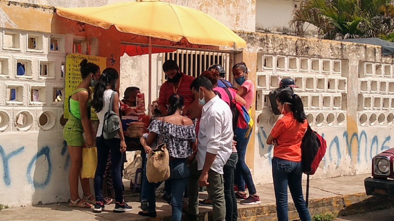 Venta de comidas ambulantes en la calle Atarraya de Valle de la Pascua