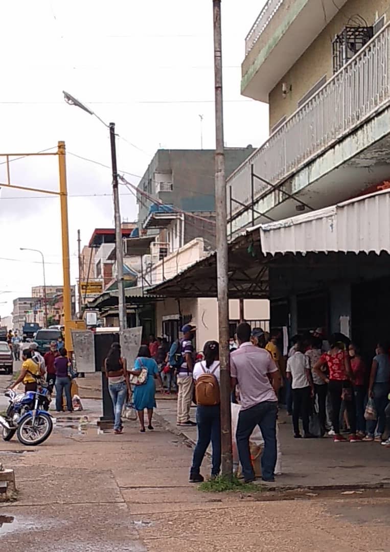 Colas y aglomeraciones se ven en la avenida Rómulo Gallegos