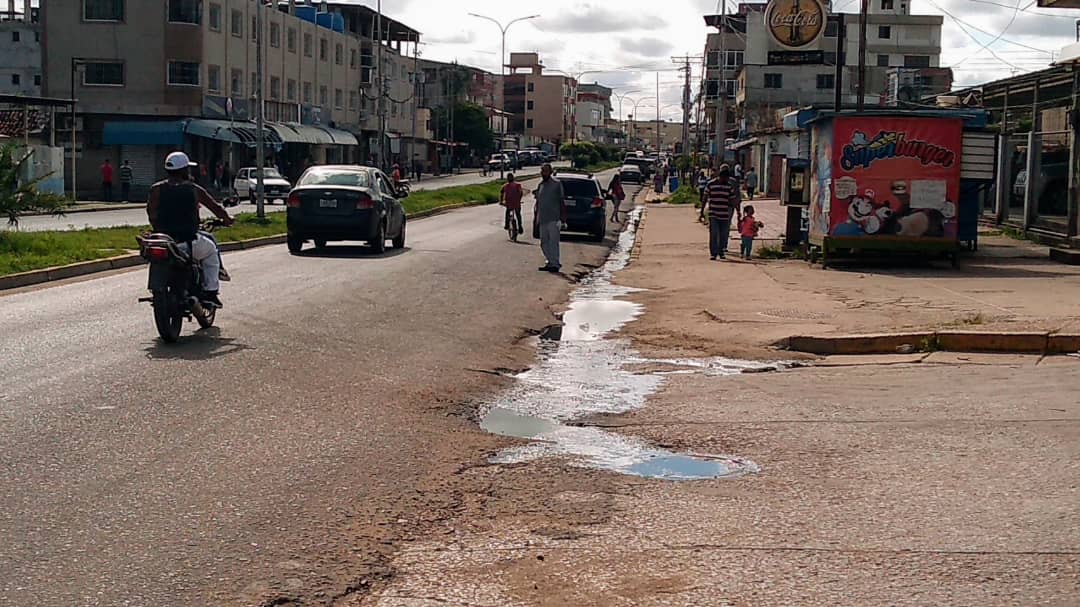 Cloacas desbordadas en casi toda la avenida Rómulo Gallegos