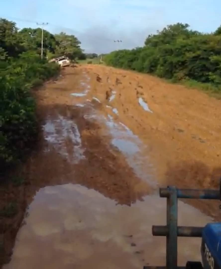 La vía agrícola esta completamente destrozada