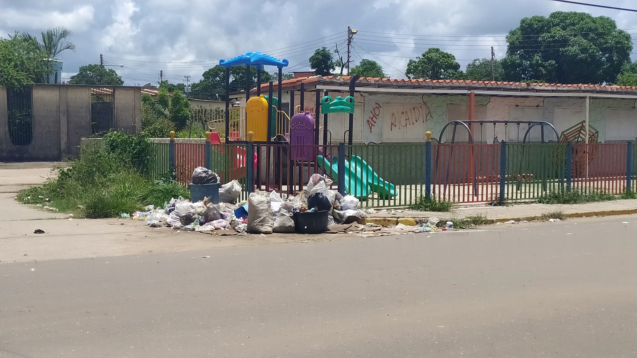 Calle 4 de Las Garcitas invadida por basura 