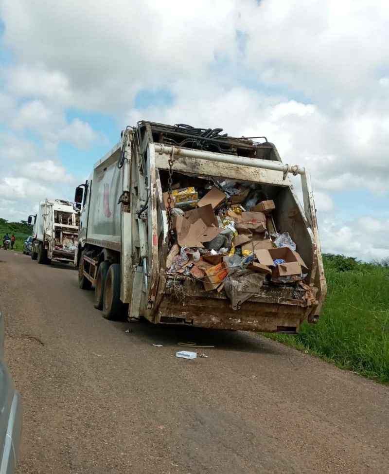 Vecinos pararon los camiones y evitaron que lanzarán la basura en los alrededores de la urbanización. 