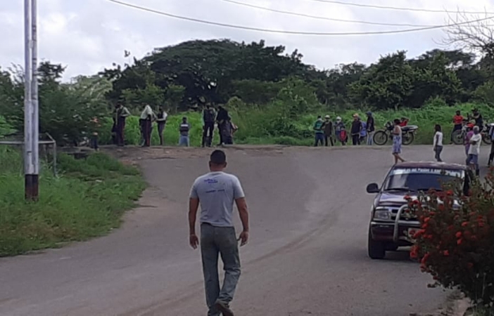 Momento de la protesta en la entrada a Vidalguia