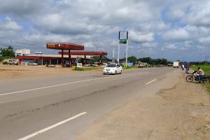 Estación de servicio El Lido en Valle de la Pascua. Surtieron aproximadamente 400 vehículos de la cola en dos dias