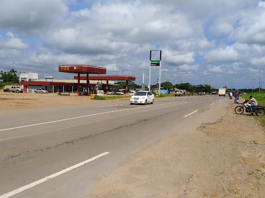 Estación de servicio El Lido en Valle de la Pascua. Surtieron aproximadamente 400 vehículos de la cola en dos dias