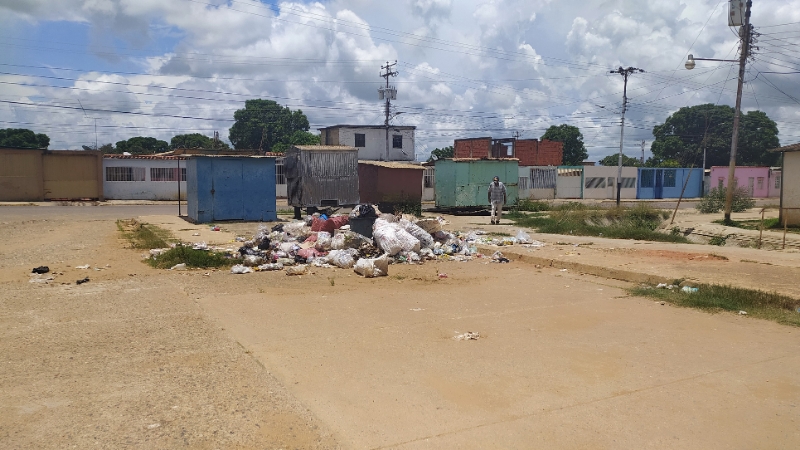 Calle 4 de Las Garcitas invadida por basura 