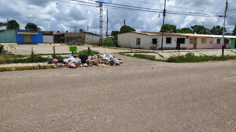 Calle 4 de Las Garcitas invadida por basura 