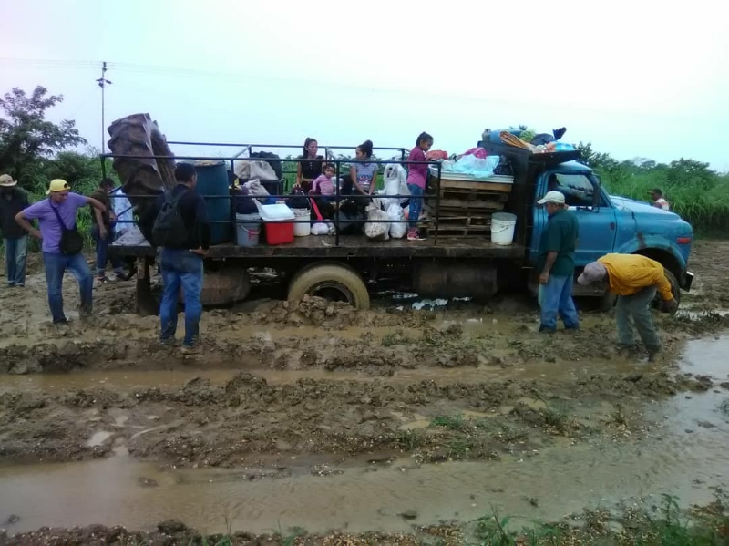 Vehículos donde se transportan los lugareños quedan atrapados en la vía. 