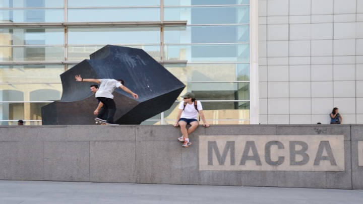 Skaters que señalan la ubicación de uno de los mejores museos de la ciudad