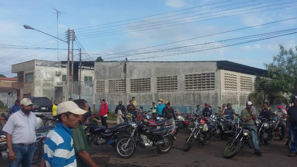 Motorizados trancaron frente a la ES Los Gallegos