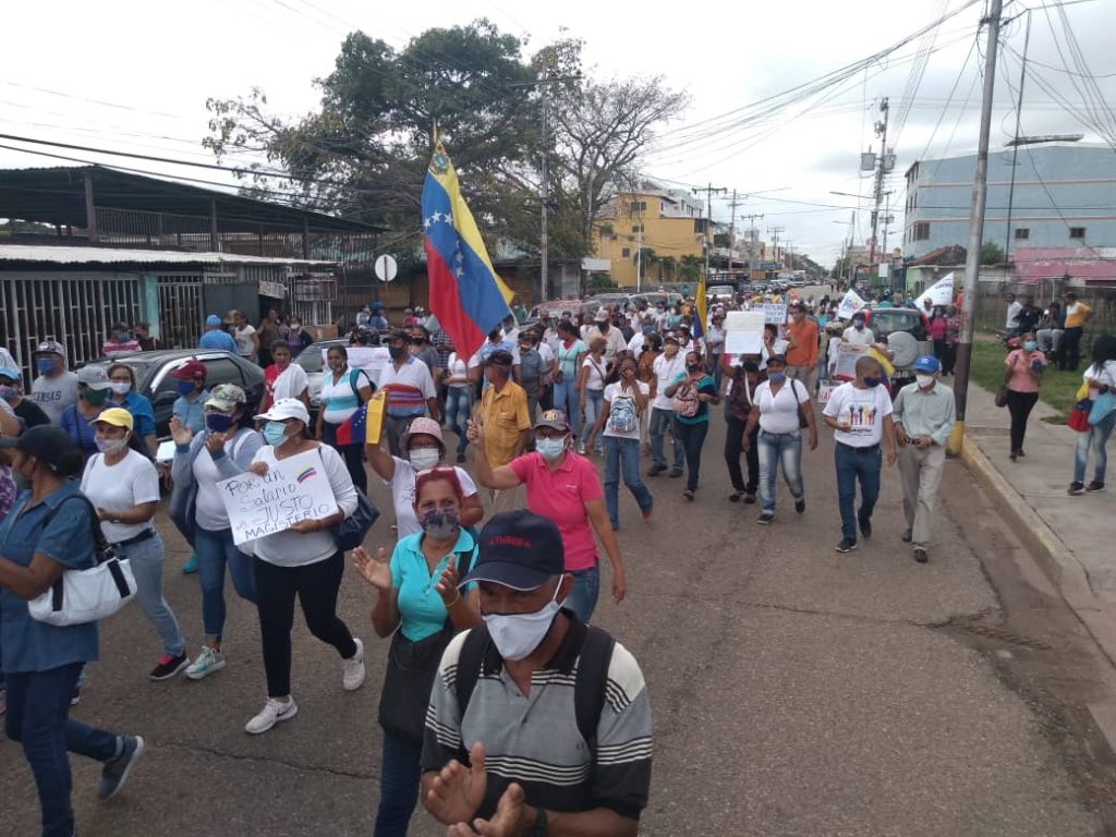 Docentes marcharon en Valle de la Pascua. 